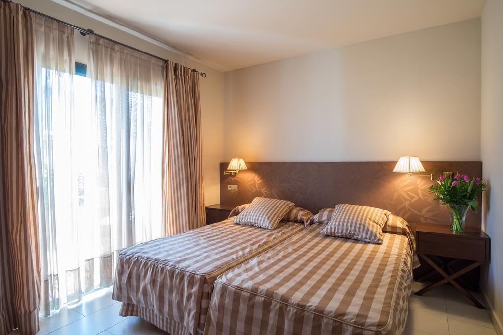 Apartaments Suites Sant Jordi مونترِيو ذيل كامب المظهر الخارجي الصورة
