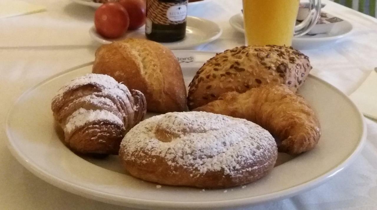 Apartaments Suites Sant Jordi مونترِيو ذيل كامب المظهر الخارجي الصورة